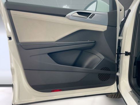 New 2026 Volkswagen Taos SE image 21