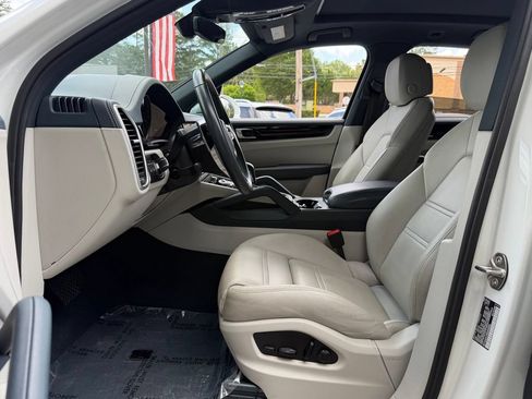 Used 2022 Porsche Cayenne AWD/4WD image 25