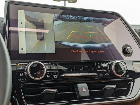 Used 2023 Toyota Highlander Platinum image 17