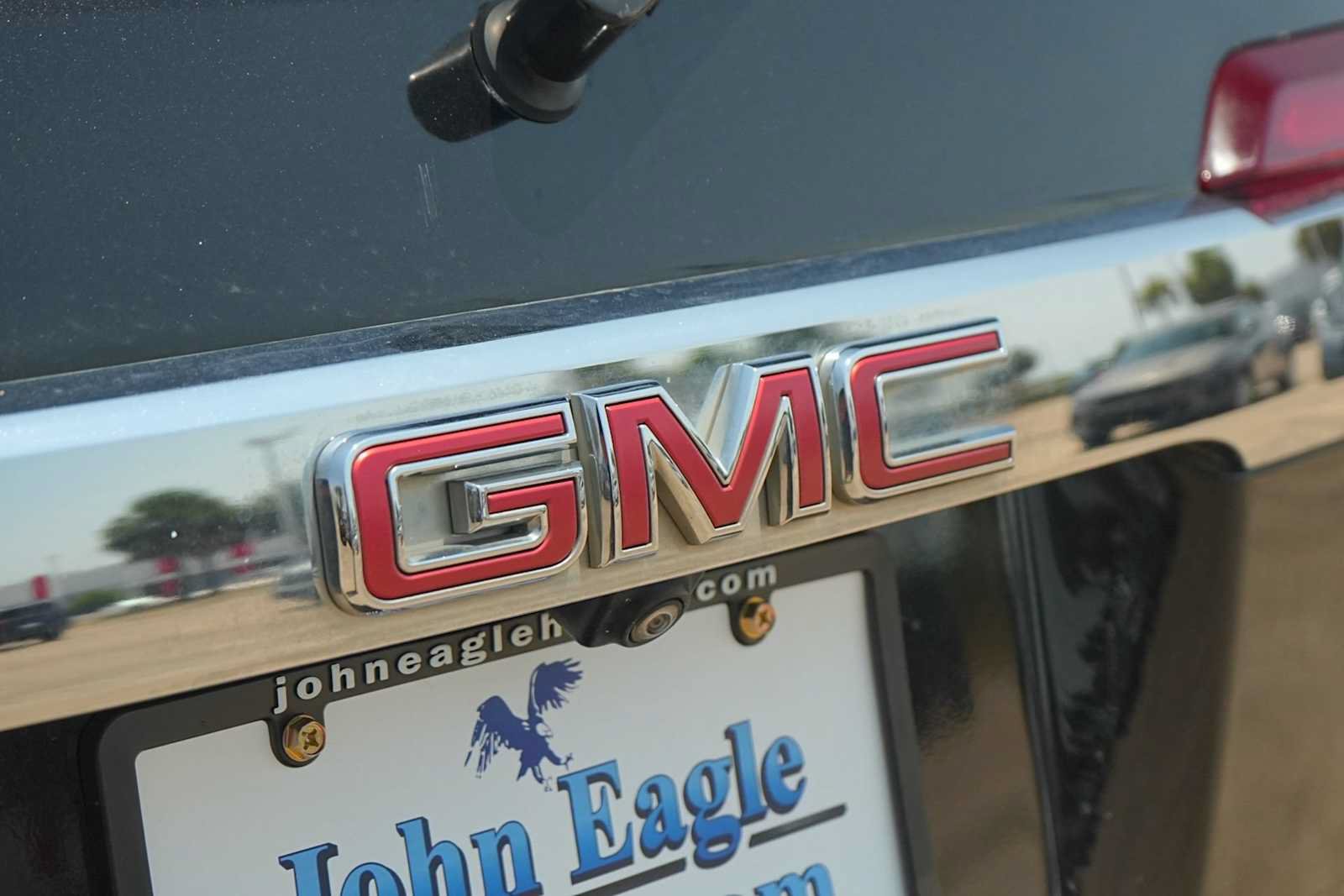 Used 2023 GMC Acadia Denali FWD image 2