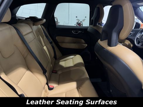 Used 2018 Volvo XC60 T6 Momentum w/ Convenience Package image 7