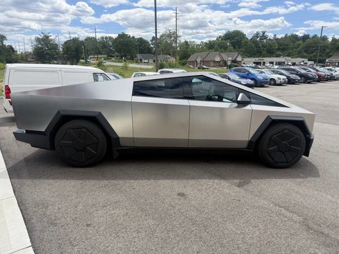 Used 2024 Tesla Cybertruck AWD Crew Cab image 6