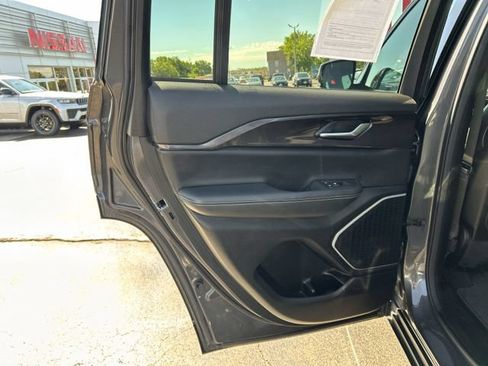 Used 2022 Jeep Grand Cherokee Altitude AWD/4WD image 19