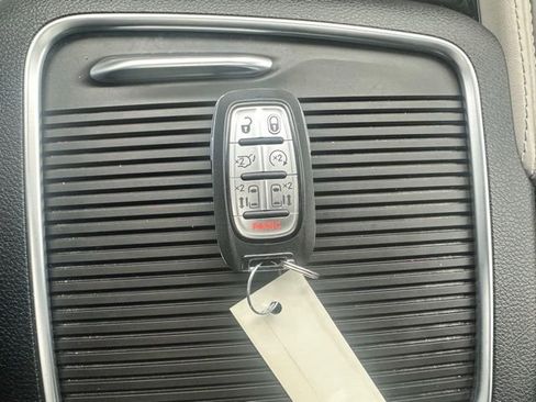 Used 2024 Chrysler Pacifica Limited FWD image 35