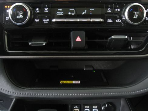 Used 2023 Toyota Highlander Limited image 17