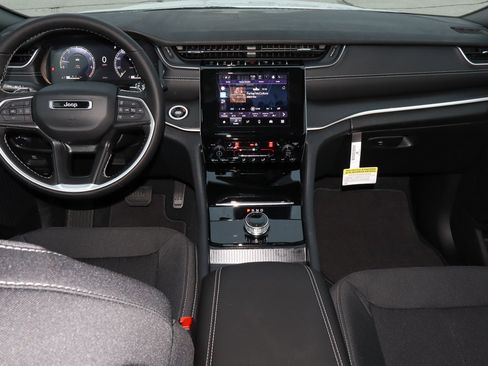 New 2025 Jeep Grand Cherokee Laredo X w/ Luxury Tech Group I image 18