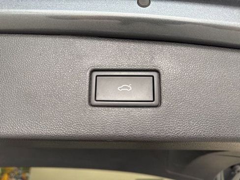 Used 2024 Volkswagen Tiguan SE image 45