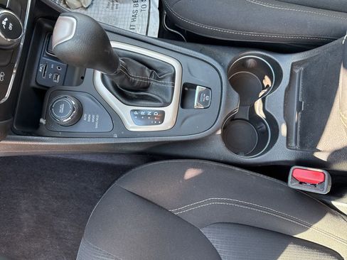 Used 2017 Jeep Cherokee Latitude w/ Cold Weather Group image 13