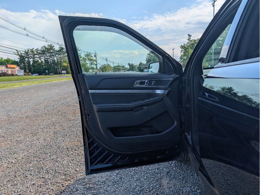 Used 2018 Ford Explorer XLT AWD/4WD image 10