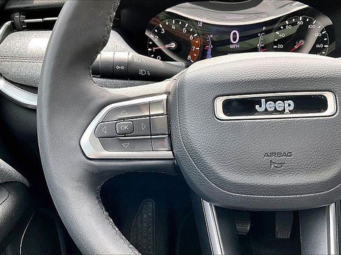 Used 2023 Jeep Compass Latitude AWD/4WD image 17