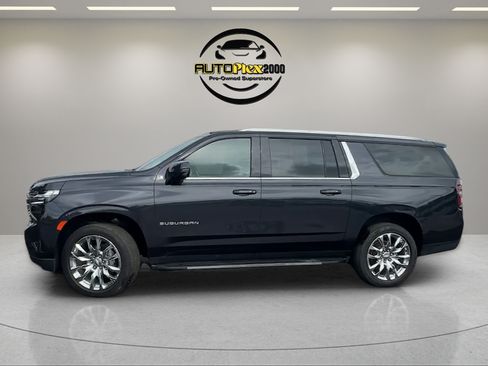 Used 2022 Chevrolet Suburban LT w/ Luxury Package RWD image 4