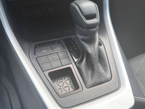 Used 2025 Toyota RAV4 XLE AWD/4WD image 28