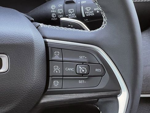 Used 2023 Jeep Grand Cherokee L Limited w/ Luxury Tech Group II image 16