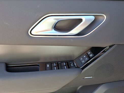 Certified 2025 Land Rover Range Rover Velar Dynamic SE image 5