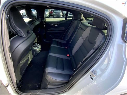 Used 2022 Volvo S60 B5 R-Design image 20