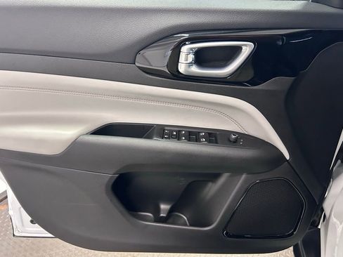 Used 2024 Jeep Compass Limited image 4