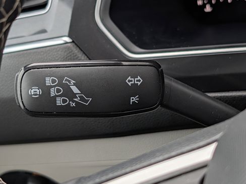 Certified 2022 Volkswagen Tiguan SE w/ Panoramic Sunroof Package AWD/4WD image 31