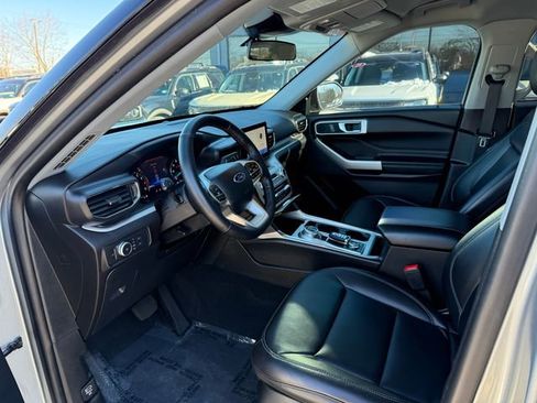 Used 2022 Ford Explorer XLT w/ Equipment Group 202A image 3