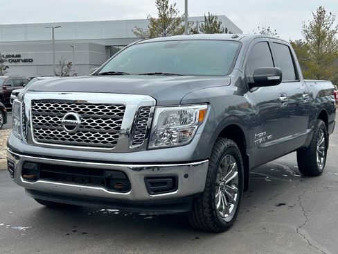 Used 2018 Nissan Titan SV w/ SV Convenience Package image 3