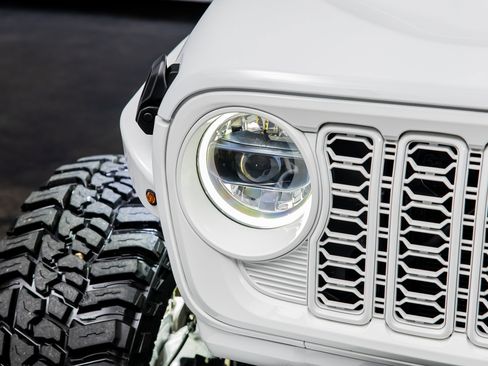 Used 2024 Jeep Wrangler Unlimited Rubicon w/ Capability Package image 6