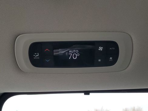 Used 2024 Chrysler Pacifica Touring-L image 27