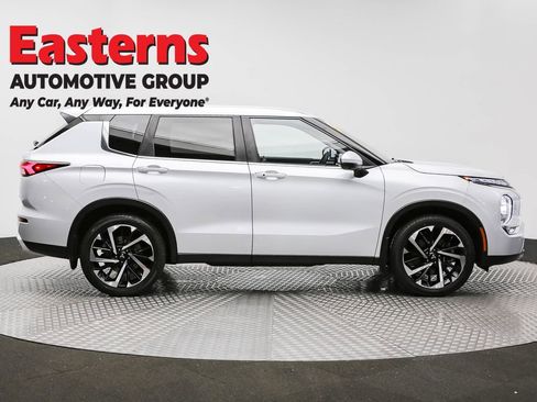 Used 2024 Mitsubishi Outlander SE image 4