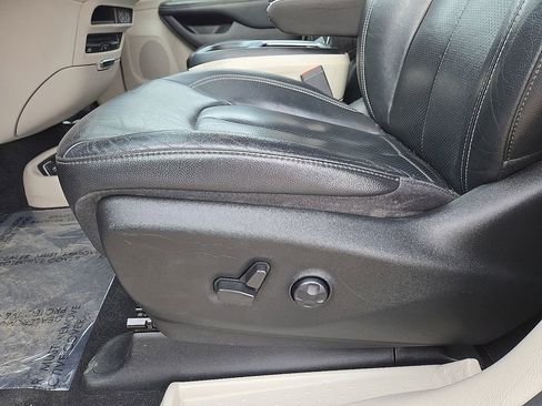 Used 2022 Chrysler Pacifica Touring-L w/ Uconnect Theater Family Group image 24