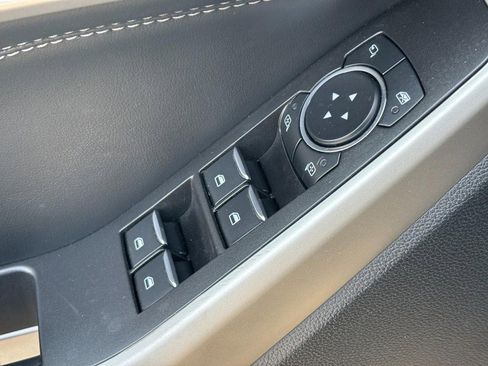 Used 2023 Ford Explorer Limited image 18