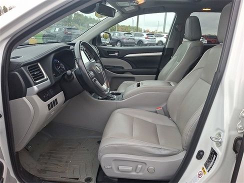 Used 2019 Toyota Highlander XLE image 9