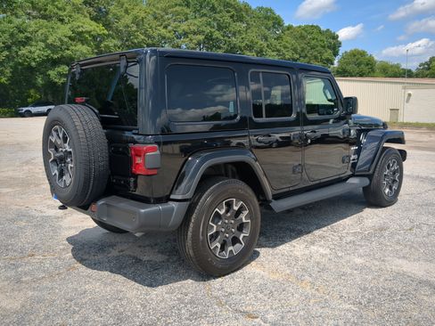 Used 2024 Jeep Wrangler Unlimited Sahara w/ Technology Group AWD/4WD image 3