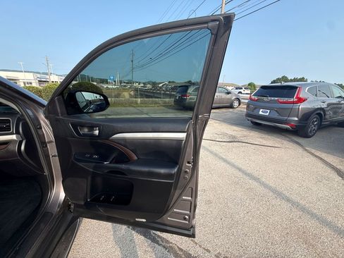 Used 2019 Toyota Highlander XLE FWD image 18