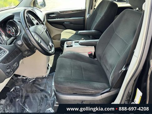 Used 2012 Chrysler Town & Country Touring FWD image 15