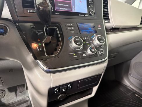 Used 2019 Toyota Sienna XLE w/ XLE Navigation Package FWD image 15
