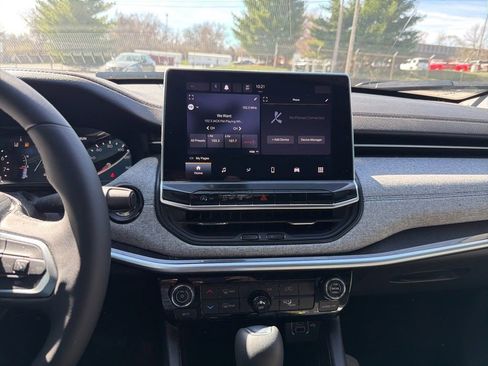 Used 2024 Jeep Compass Latitude image 18