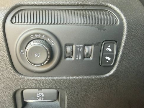 Used 2024 Jeep Wagoneer L Series II RWD image 23