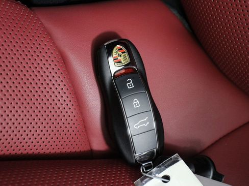 New 2026 Porsche Macan image 23