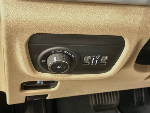 Used 2023 Jeep Grand Cherokee Limited AWD/4WD image 17