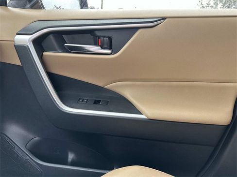 Used 2022 Toyota RAV4 XLE Premium image 23