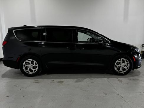Used 2024 Chrysler Pacifica Limited FWD image 21