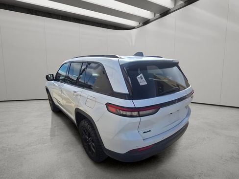 Used 2024 Jeep Grand Cherokee Altitude image 4