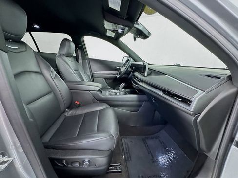 Used 2025 Cadillac XT4 Premium Luxury image 28