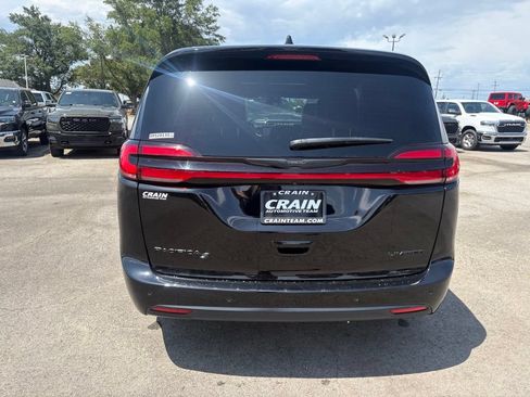 Used 2025 Chrysler Pacifica Limited FWD image 6