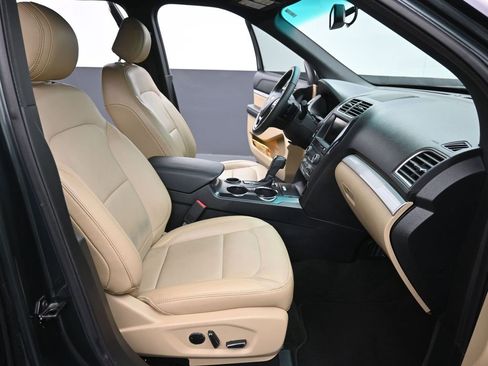 Used 2016 Ford Explorer XLT w/ Equipment Group 202A image 16