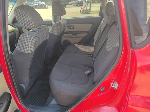 Used 2013 Kia Soul ! FWD image 6