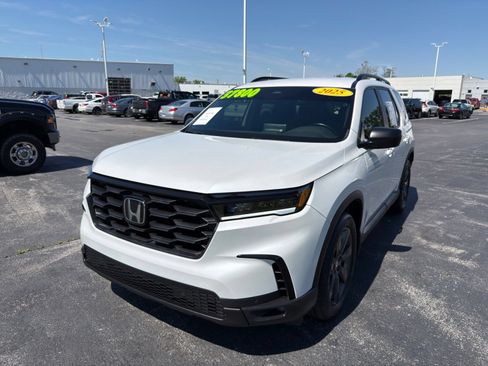 Used 2025 Honda Pilot Sport image 2