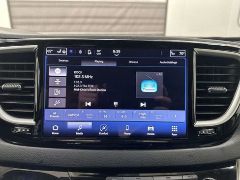 Used 2023 Chrysler Pacifica Touring-L image 13