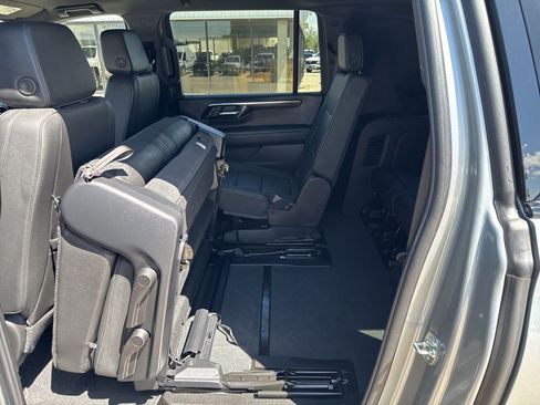Used 2025 Chevrolet Suburban Z71 AWD/4WD image 27