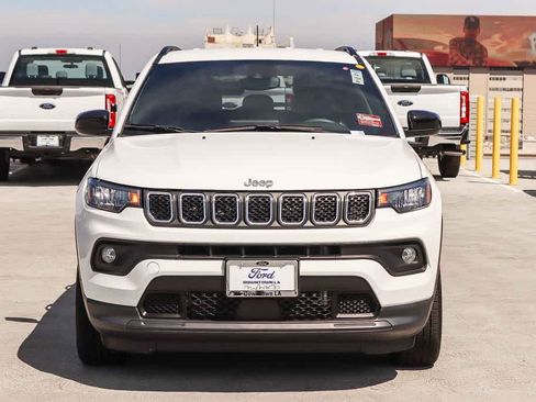 Used 2023 Jeep Compass Latitude AWD/4WD image 2