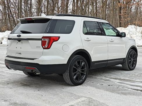 Used 2017 Ford Explorer XLT w/ Equipment Group 202A AWD/4WD image 4