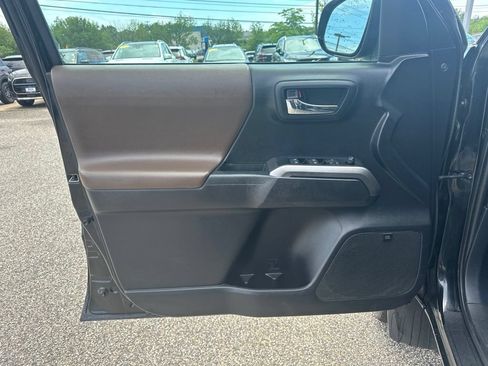 Used 2020 Toyota Tacoma Limited AWD/4WD image 12